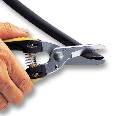 シャープな切れ味、電気工事用ケーブル鋏