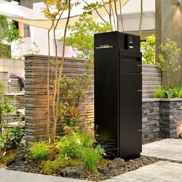 シンプルな見た目で多機能な宅配ボックス一体型門柱「ミース」