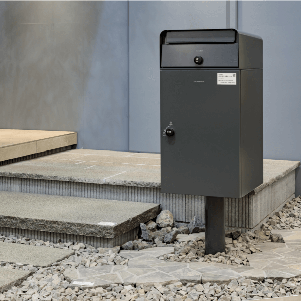 空間になじむ大人カラーの宅配ボックス「ケイトⅡ」