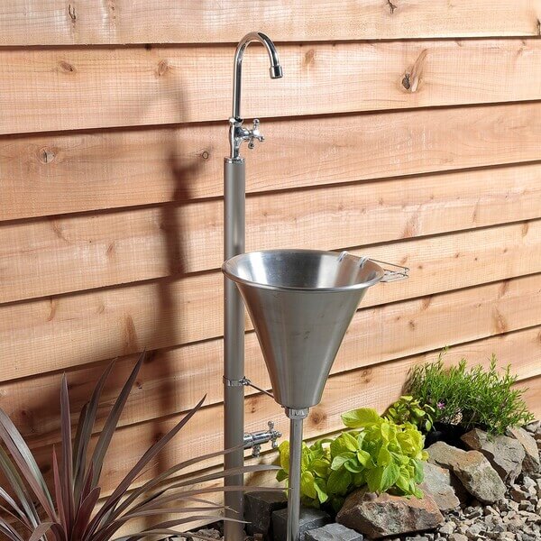 ただいまの前に手洗いを。玄関先にガーデンシンク