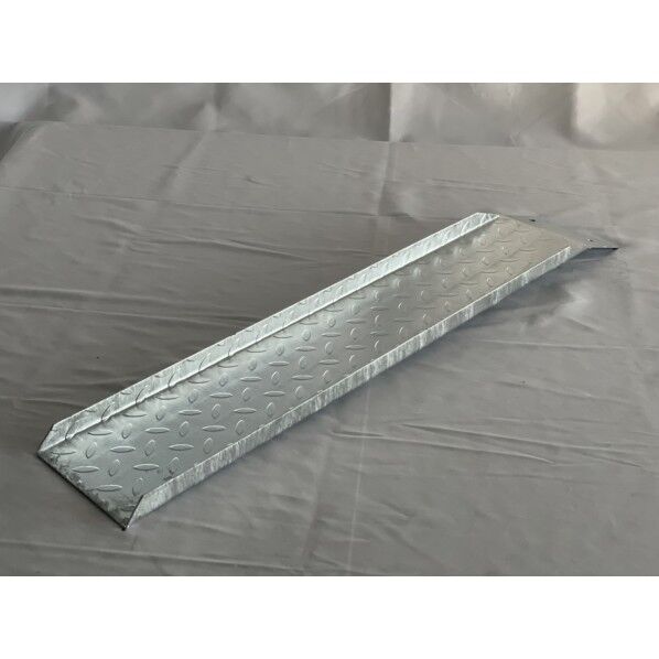 ※法人専用品※法山本店 縞鋼板製段差解消スロープ 本体幅寸法W(mm):180、本体長さ寸法L(mm):900、本体つば寸法T(mm):100、本体板厚寸法t(mm):2.3、適用段差:300mmまで シルバー HSP-300 1台