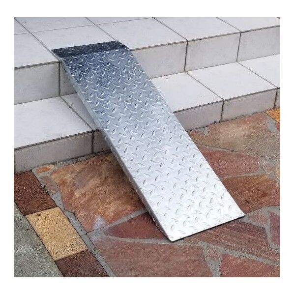 ※法人専用品※法山本店 縞鋼板製段差解消スロープ 連結タイプ 本体幅寸法W(mm):300、本体長さ寸法L(mm):900、本体つば寸法T(mm):100、本体板厚寸法t(mm):3.2、適用段差:300mmまで シルバー HSP-R-300W 1台