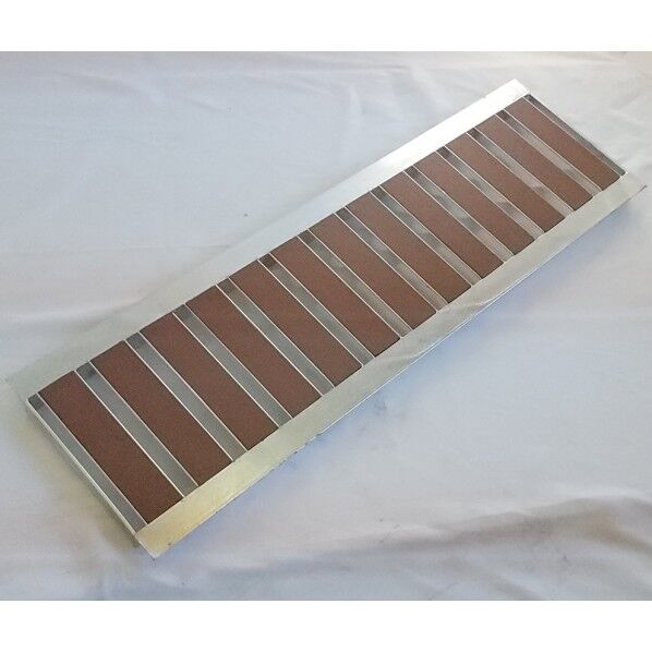 ※法人専用品※法山本店 景観用グレーチング HYUシリーズ ブラウン 幅W寸法(mm):80mm、高さH(mm):32mm、アングル外寸C寸法(mm):154mm、スキマ(mm):18 ブラウン HYU-90 1枚...