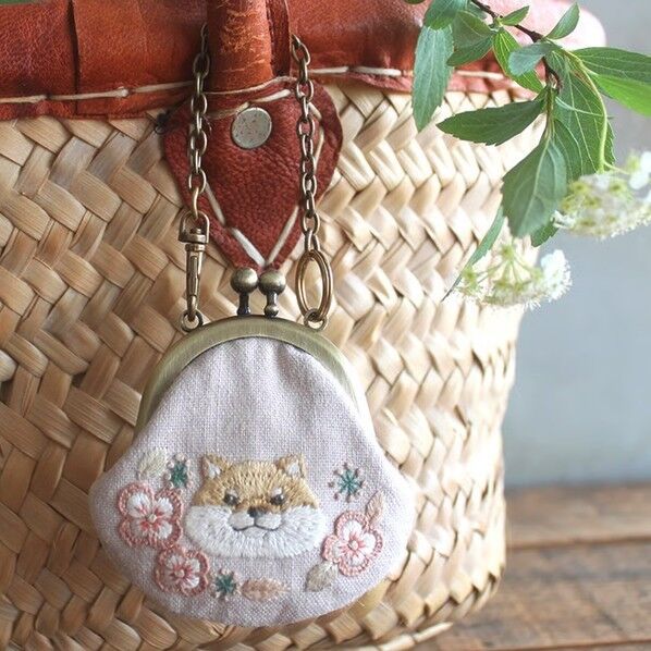 ピース chicchiさんの動物刺繡キットぷっくり柴犬さんとヒナゲシのミニがま口チャーム