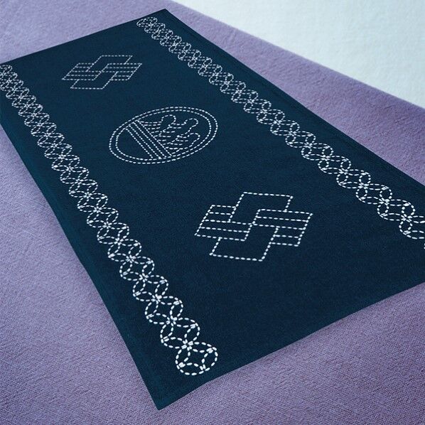 オリムパス製絲 刺し子キット テーブルセンター 紺 220