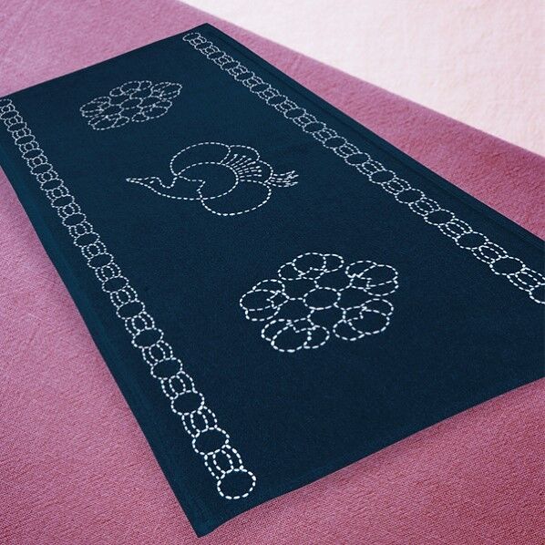 オリムパス製絲 刺し子キット テーブルセンター 紺 219