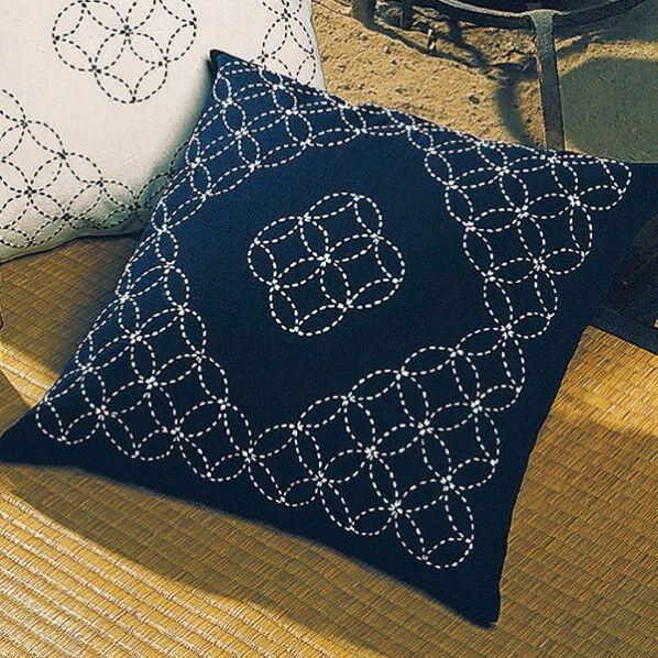 オリムパス製絲 刺し子キット クッション 紺 19