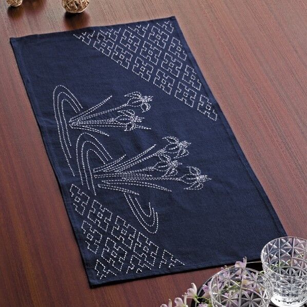 オリムパス製絲 刺し子テーブルセンター製作キット(あやめと井戸枠)/260