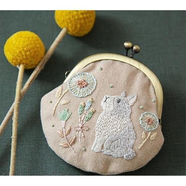 ピース chicchiさんの動物刺繍キット -やわらぎの花々とちょこんとうさぎさんのがま口