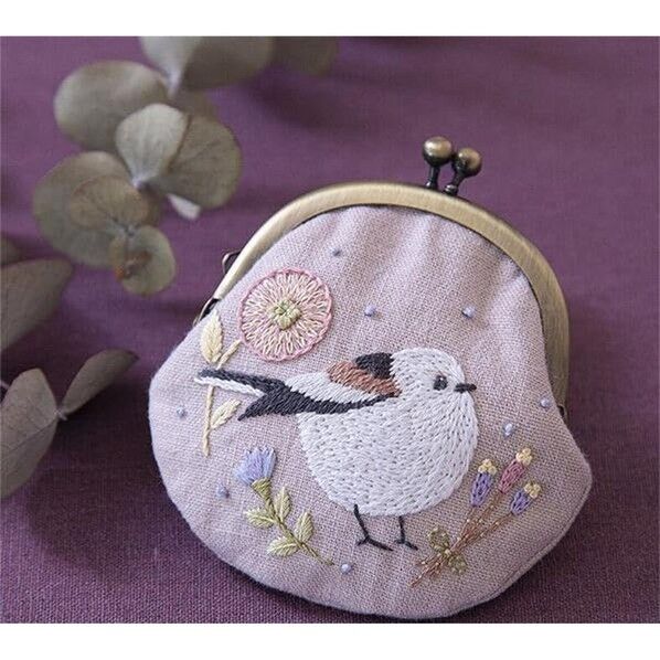 ピース chicchiさんの動物刺繍キット-やわらぎの花々とまんまるシマエナガさんのがま口