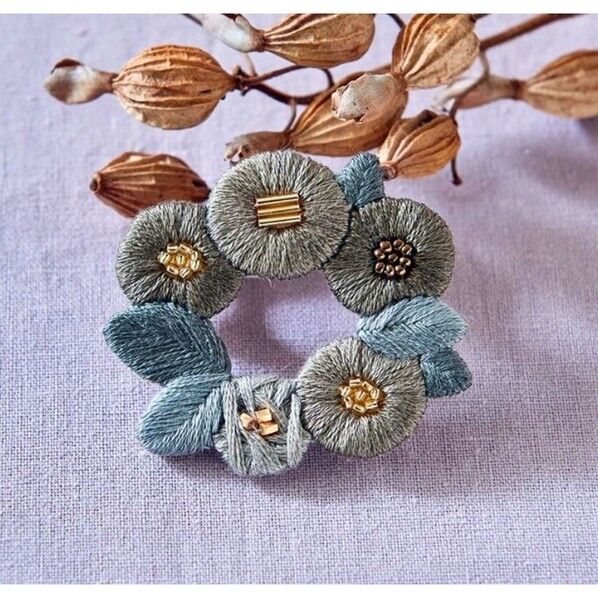Piece piece 刺しゅうキット k.omono fioret wreath brooch ブローチ 長さ55×幅52×高さ10mm kahki PHC-034-3 1袋