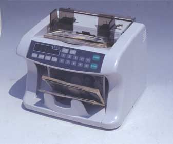 偽造券発見機能付紙幣計数機 EUV-750 1